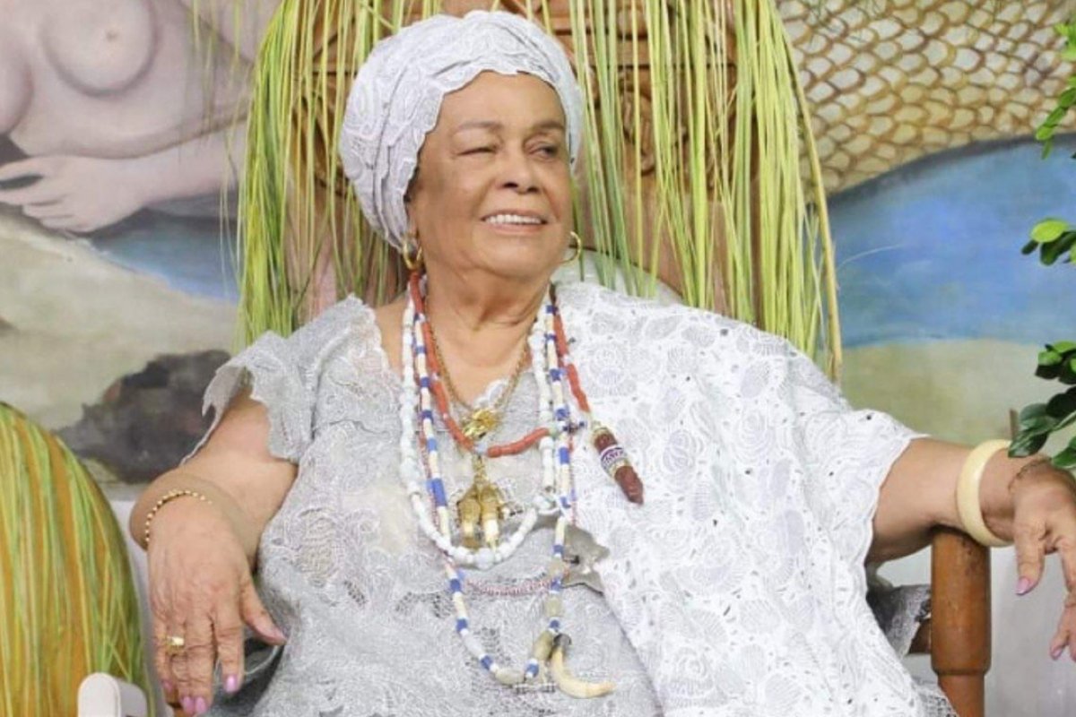 Ialorixá do Terreiro do Gantois, Mãe Carmem é imunizada contra a Covid-19
