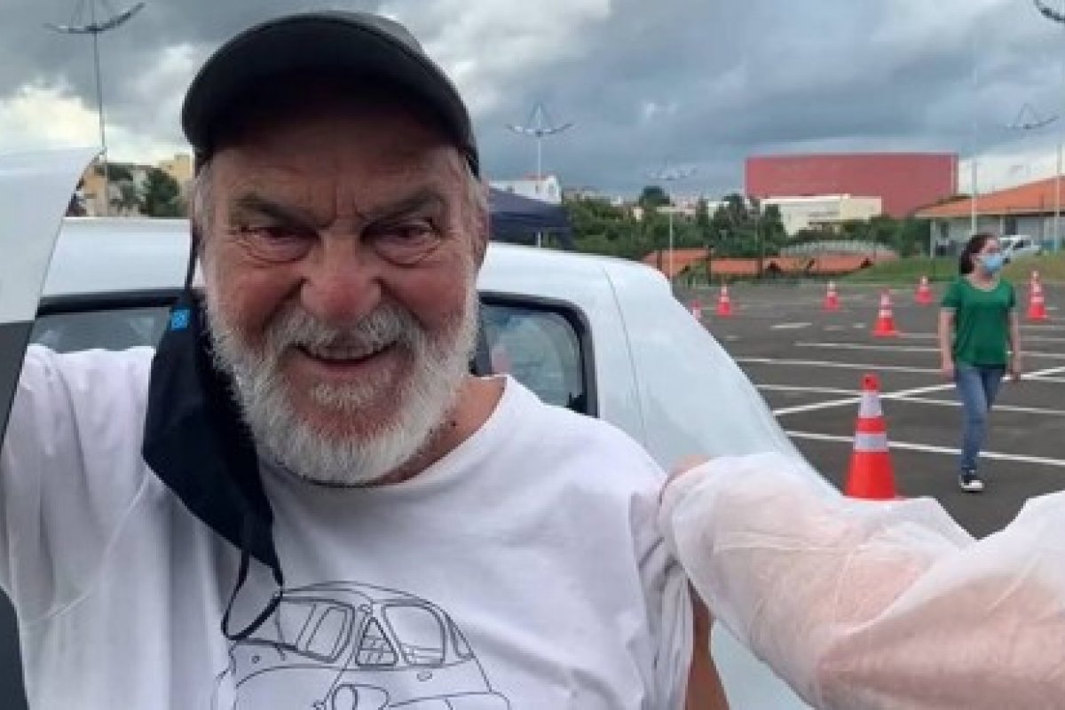 Aos 90 anos, Lima Duarte toma vacina da Covid-19 e comemora 