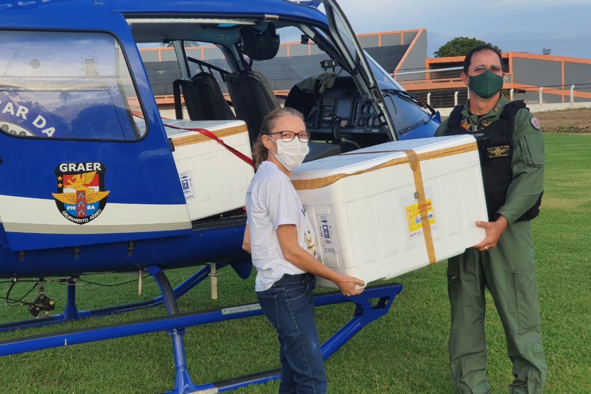 Vacinas contra a Covid-19 começaram a ser distribuídas para  30 cidades baianas neste domingo (07)