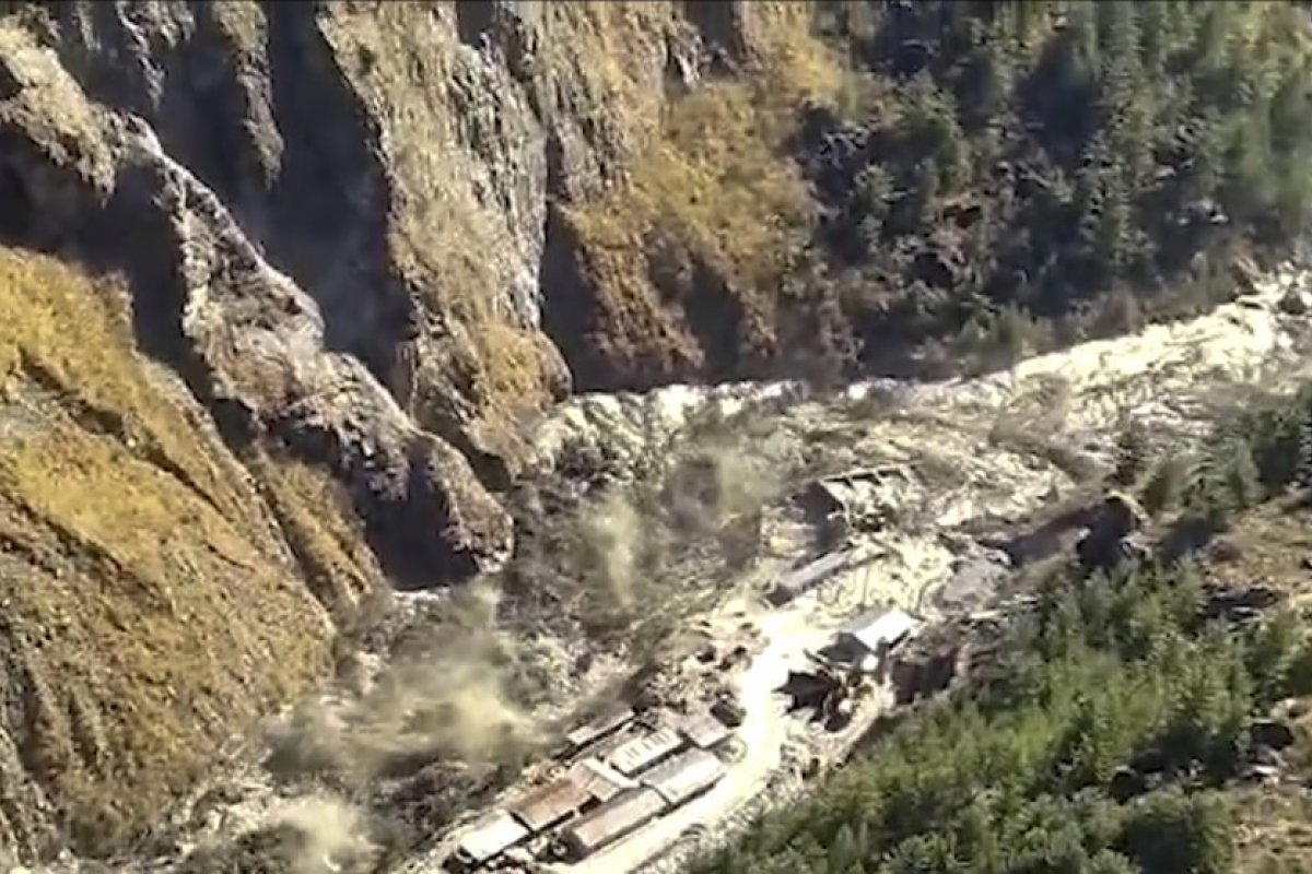 Barragem rompe e deixa mortos na Índia