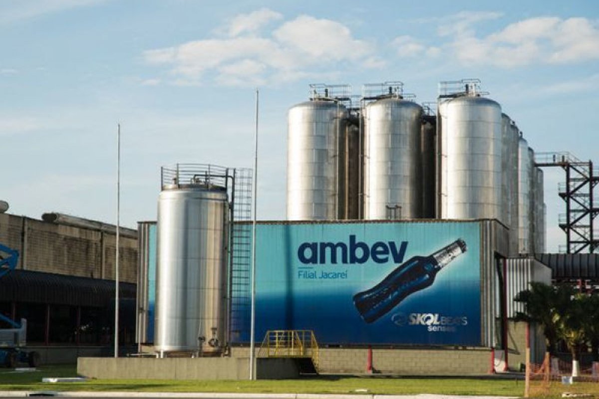 Ambev vai dar R$ 255 para ambulantes que não poderão vender cerveja no Carnaval