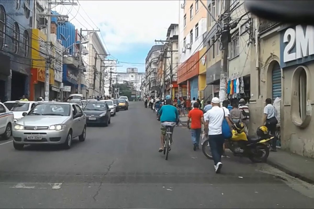 Loja é saqueada após carro bater na porta do estabelecimento no bairro da Calçada, em Salvador