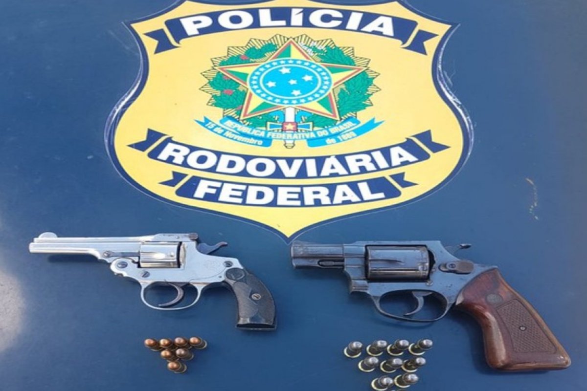 Homem é preso com 2 revólveres escondidos dentro de veículo em Vitória da Conquista, no sudoeste baiano