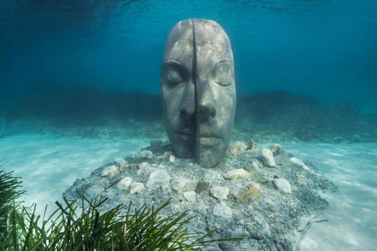 Museu subaquático em Cannes, na França, tem obras de até dez toneladas