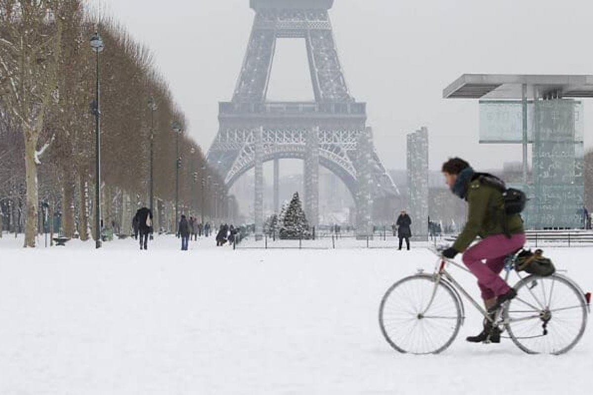 Região parisiense registra quase 300 km de engarrafamento devido à neve