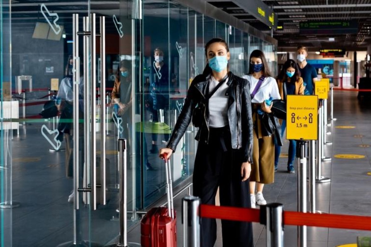 Viajantes que omitirem passagem pelo Brasil no Reino Unido serão presas, diz ministro da Saúde