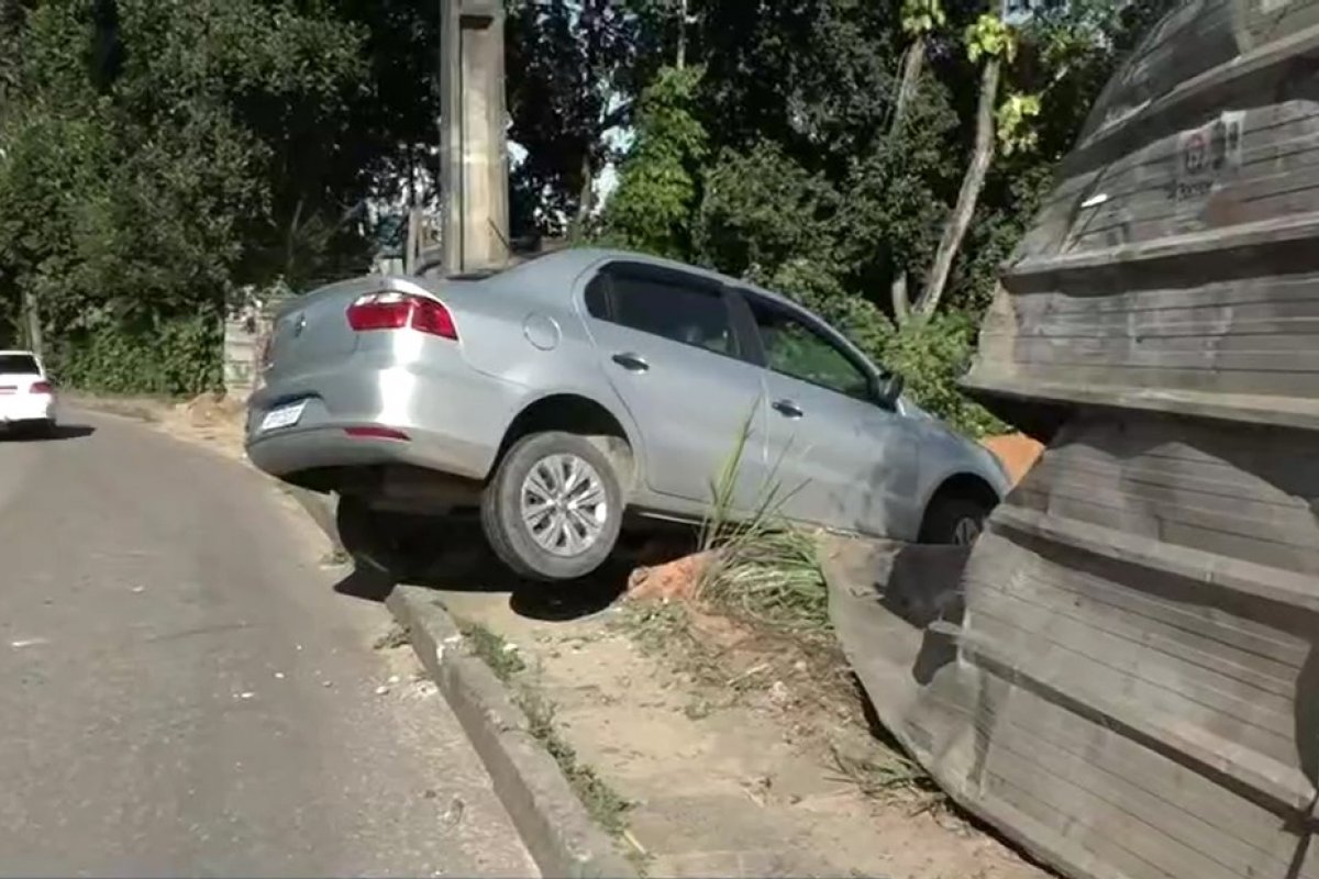 Após batida, carro fica pendurado em barranco em Salvador