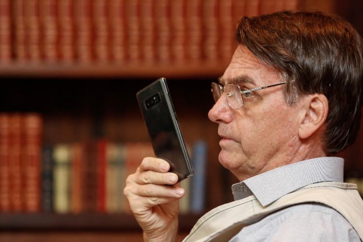 Dados sobre o celular do presidente Bolsonaro foram vazados na internet, revela site
