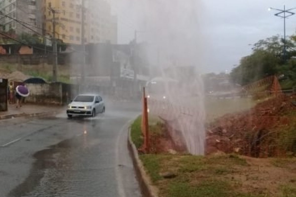 Rompimento de cano causa vazamento na Estrada da Rainha, em Salvador