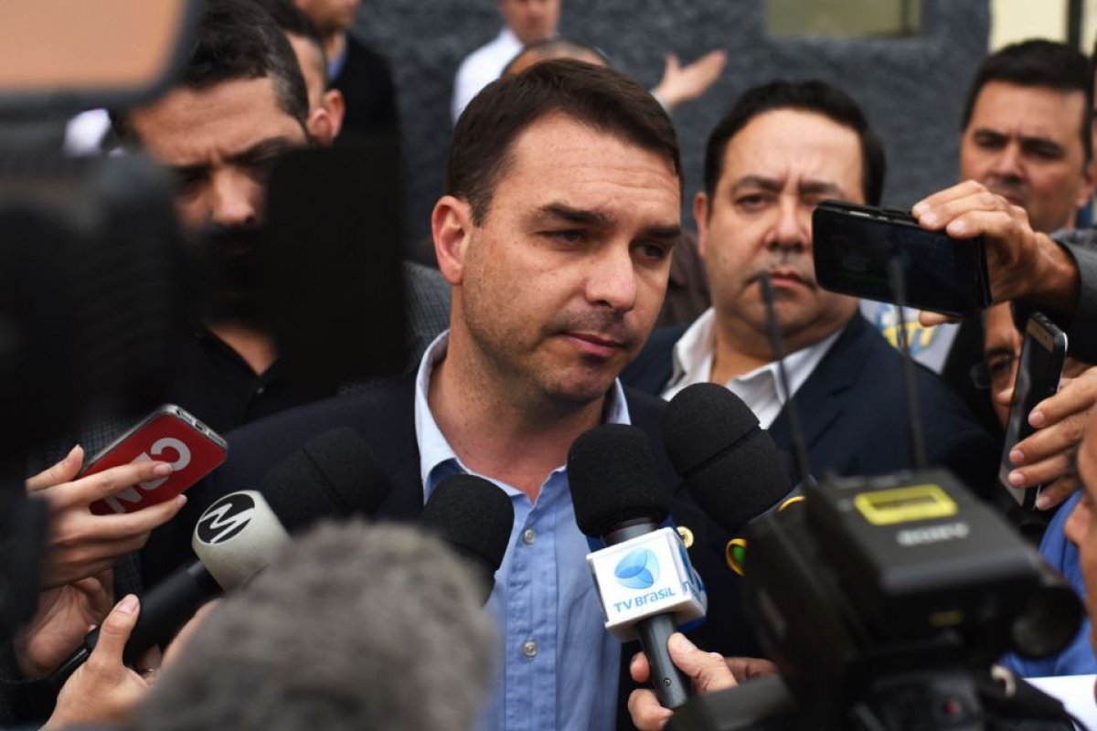 Inquérito que apura denúncias de fraude eleitoral contra Flávio Bolsonaro está sem condução na promotoria 
