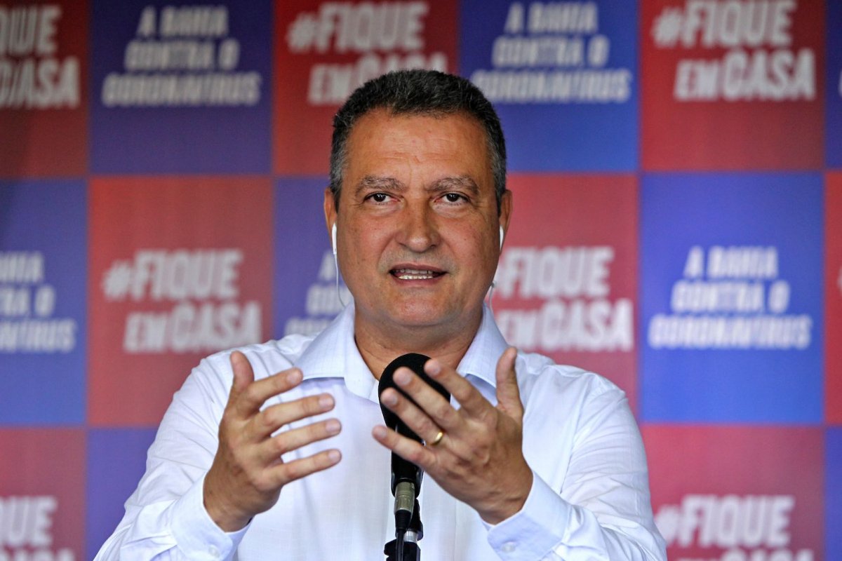 “Queremos o retorno das aulas, mas o momento não está fácil”, diz Rui em reunião com prefeitos