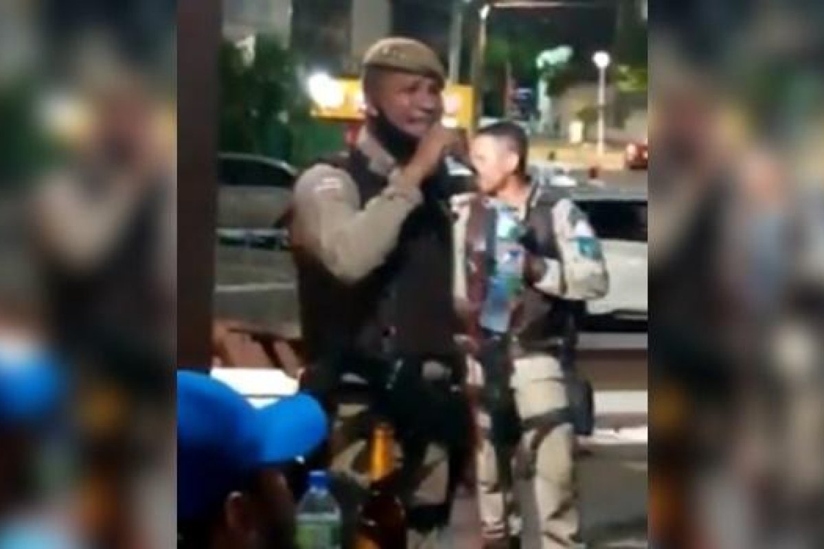 Corregedoria da PM abre processo disciplinar contra policial que viralizou após cantar em um bar 