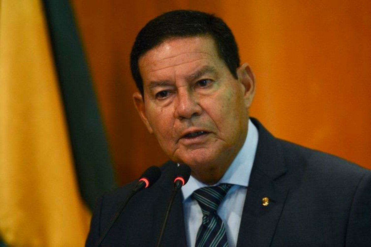 'A gente não pode ser escravo do mercado', diz Mourão sobre auxílio  