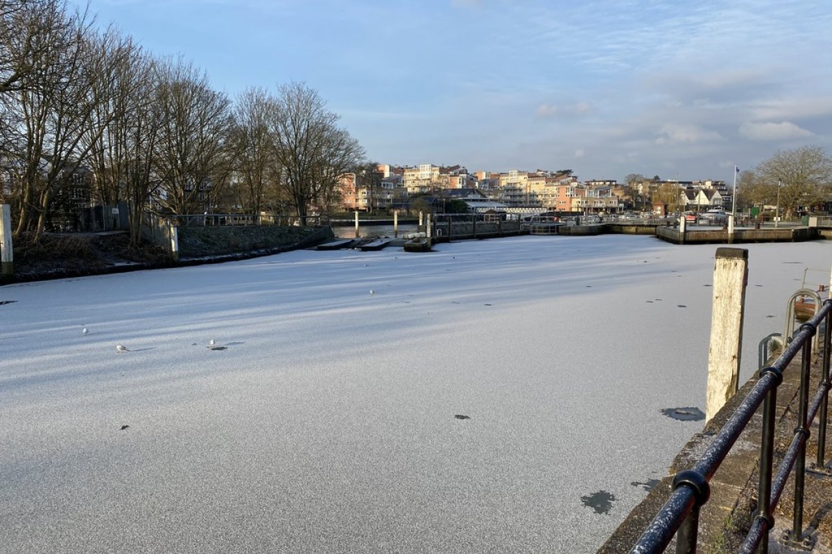 Frente fria congela trecho do rio Tâmisa, no sudoeste de Londres