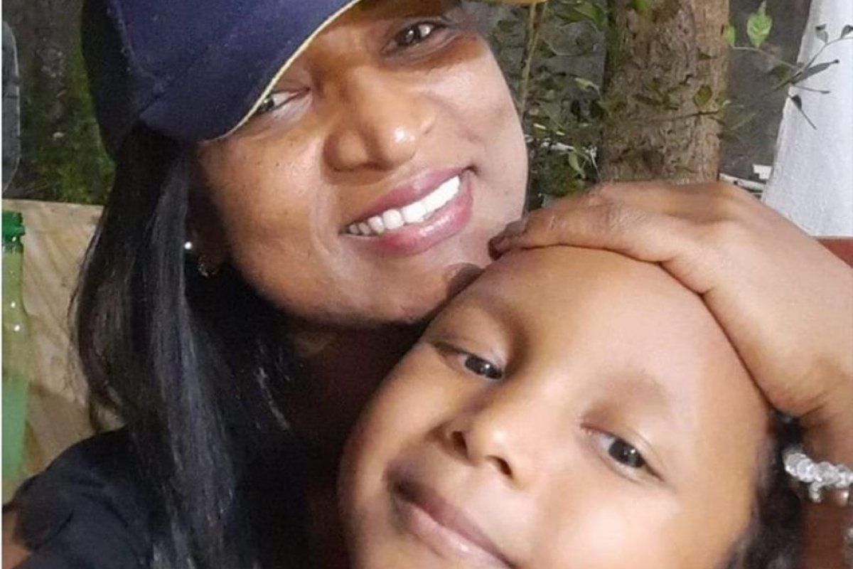 Familiares enviaram mensagens para  celular da mulher, encontrada morta com o filho, e foram respondidos 