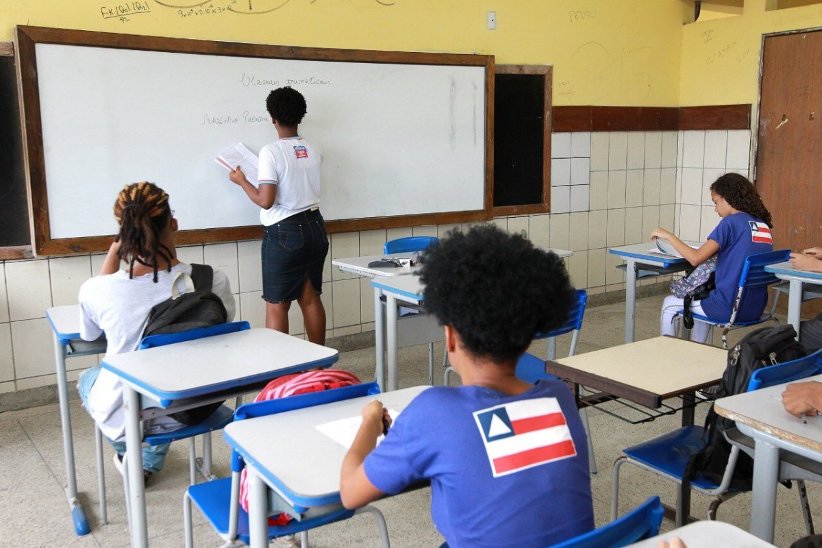 Governo da Bahia sanciona lei que institui programa de monitoria estudantil