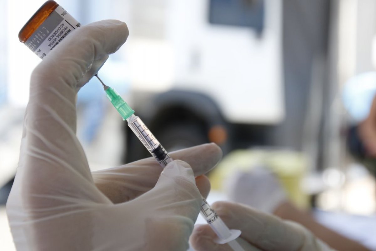 Pessoas vacinadas contra Covid-19 podem infectar outras, diz OMS