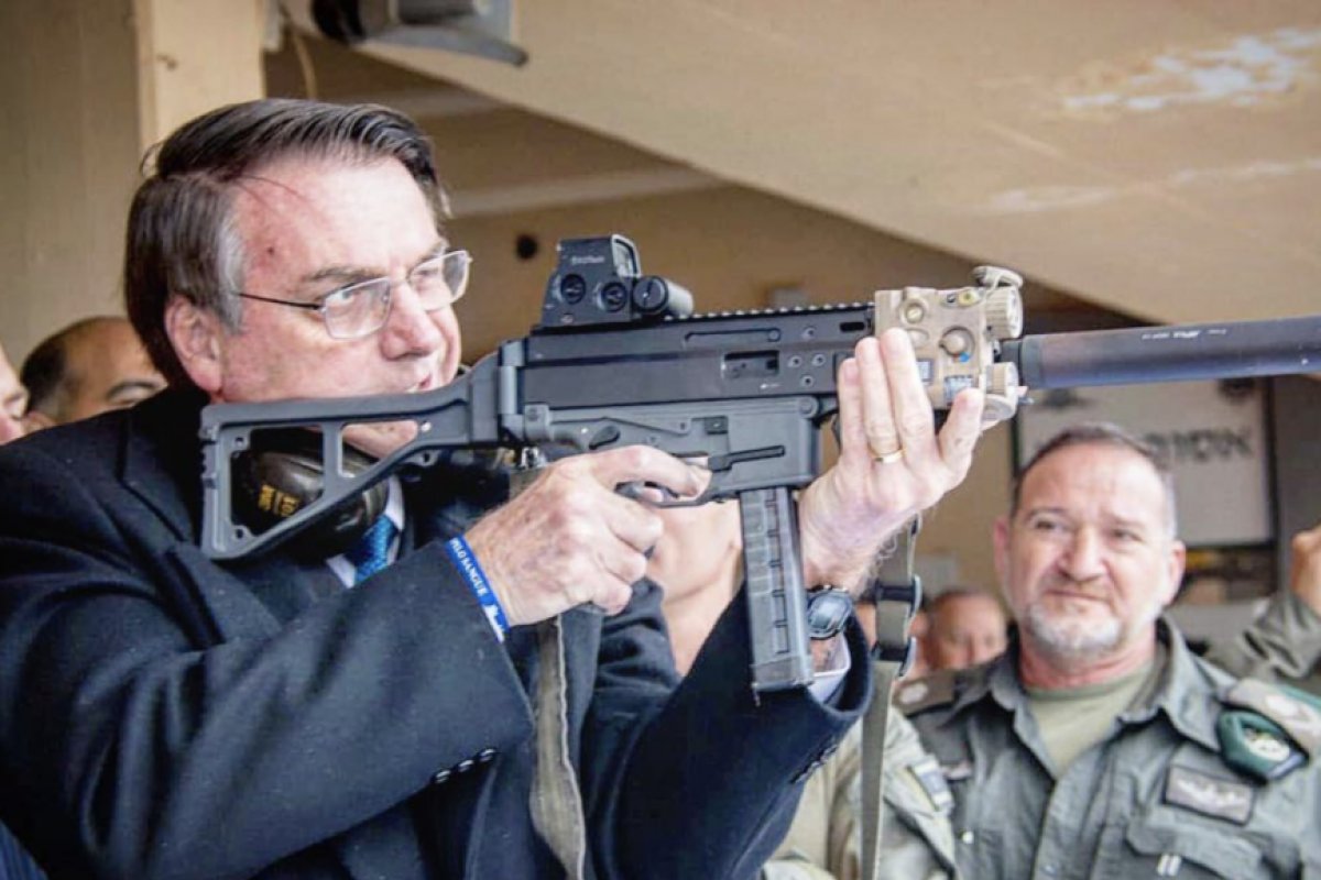 Bolsonaro edita quatro decretos que ampliam acesso a armas e munições