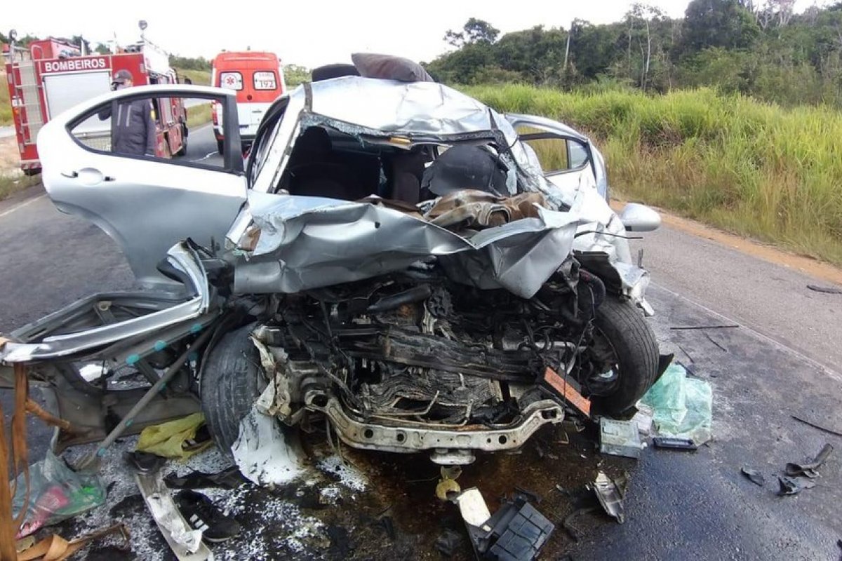 Duas pessoas morrem após colisão entre carro e caminhão na Bahia