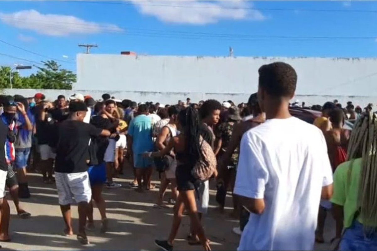 PM encerra festa ilegal com cerca de 400 pessoas no bairro de Itapuã, em Salvador