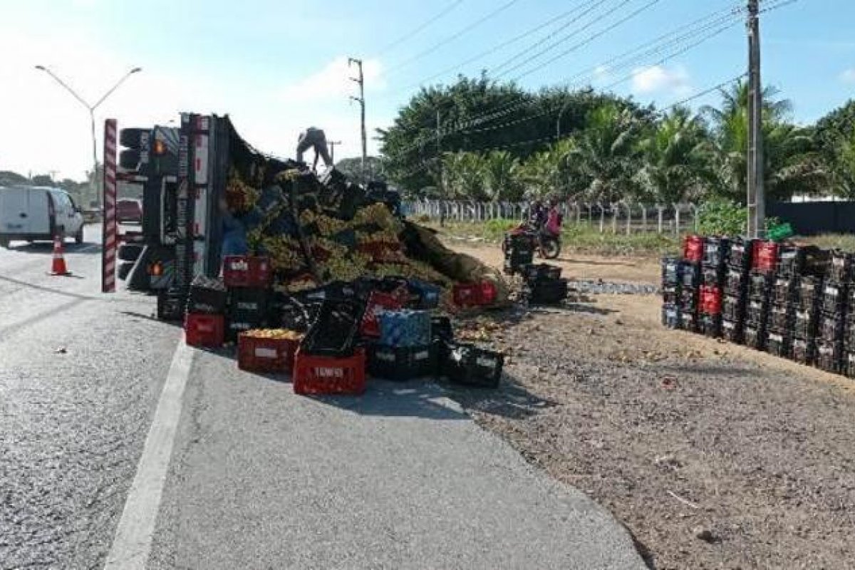 Caminhão que transportava goiabas tomba na BR-324 