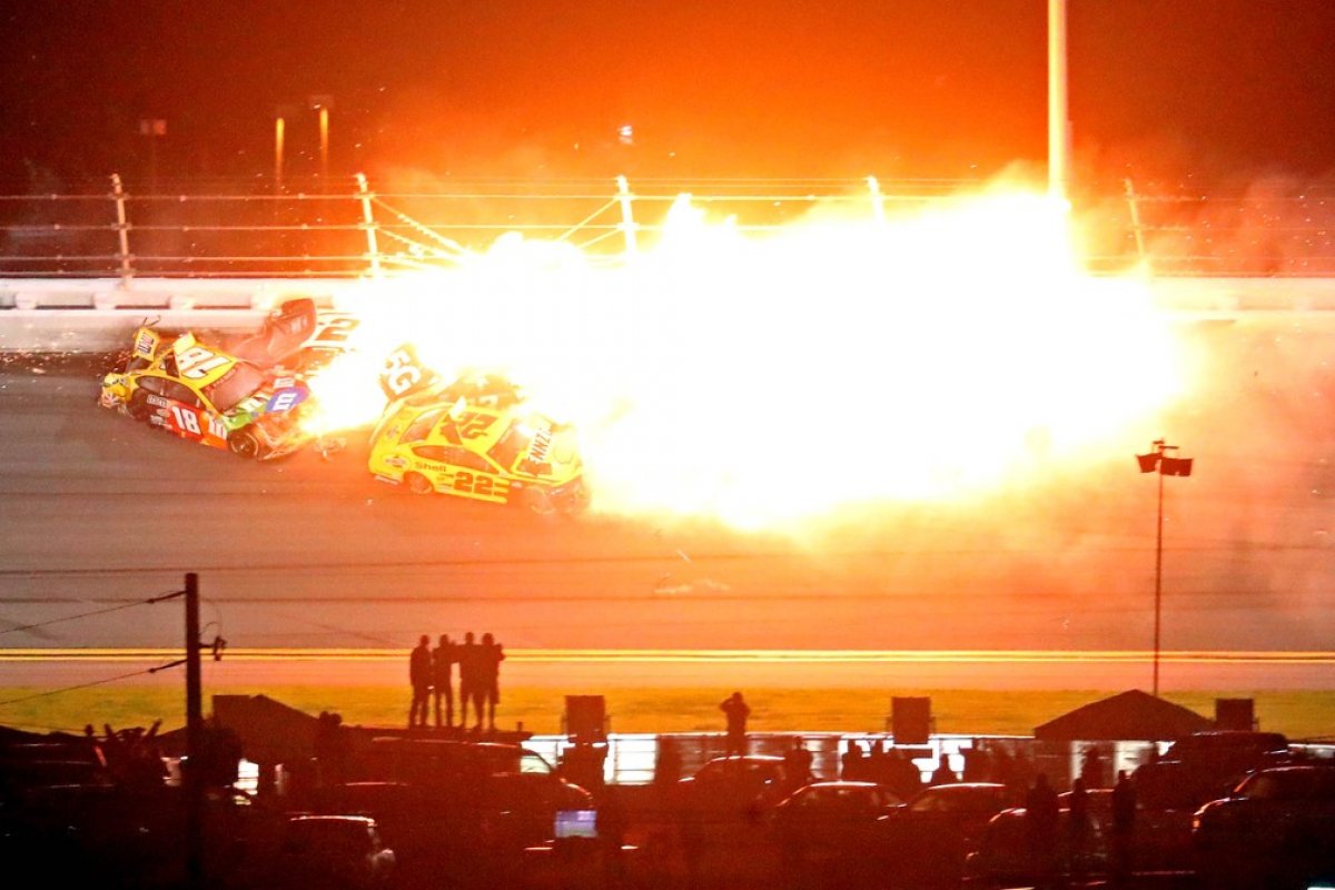 Incêndio na prova mais importante da Nascar termina sem feridos 