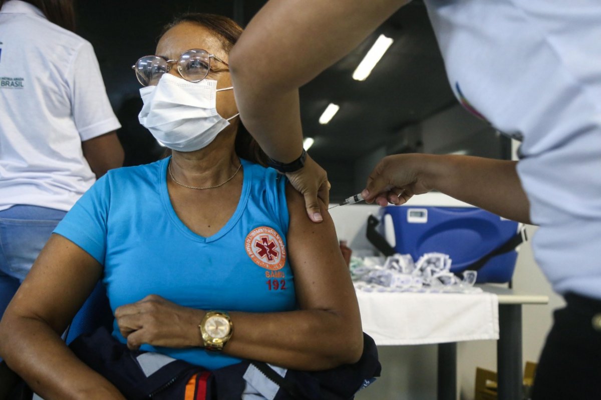 Covid-19: segunda dose da vacina começa a ser aplicada nesta terça (16), em Salvador