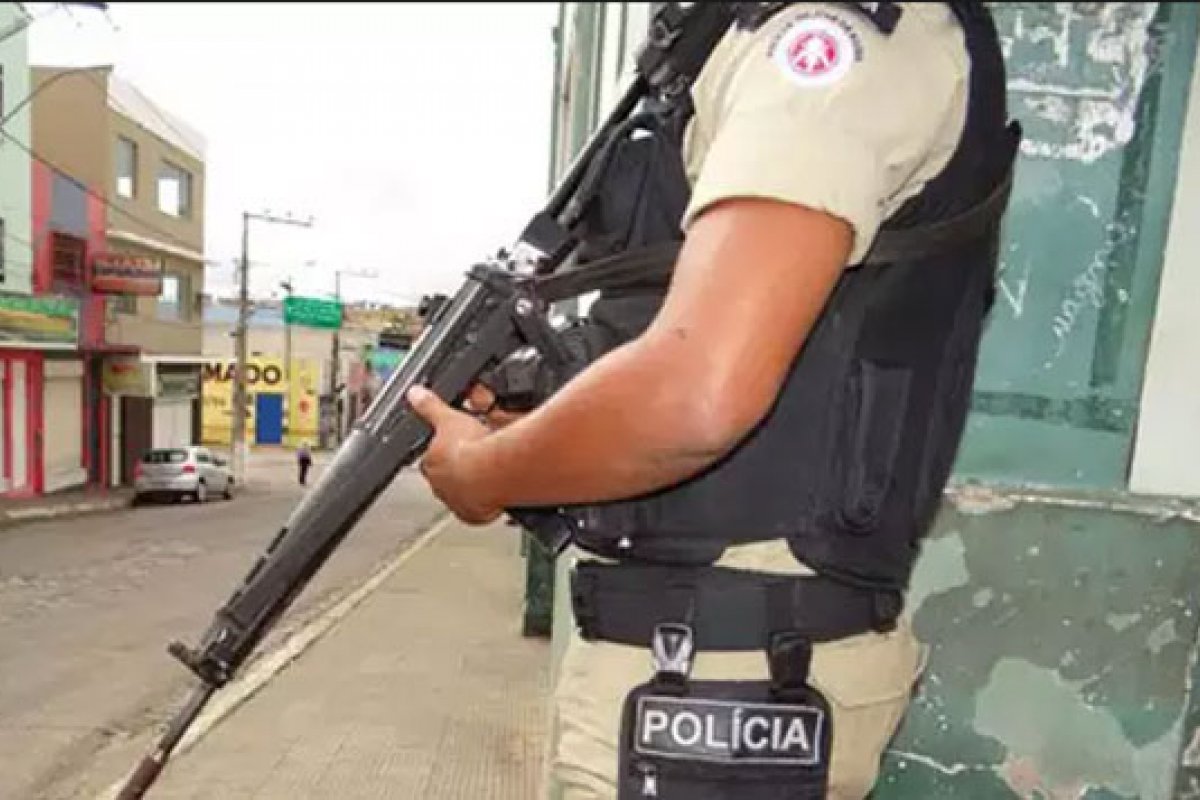 Dois homens são em flagrante por roubo e resistência à prisão em Salvador