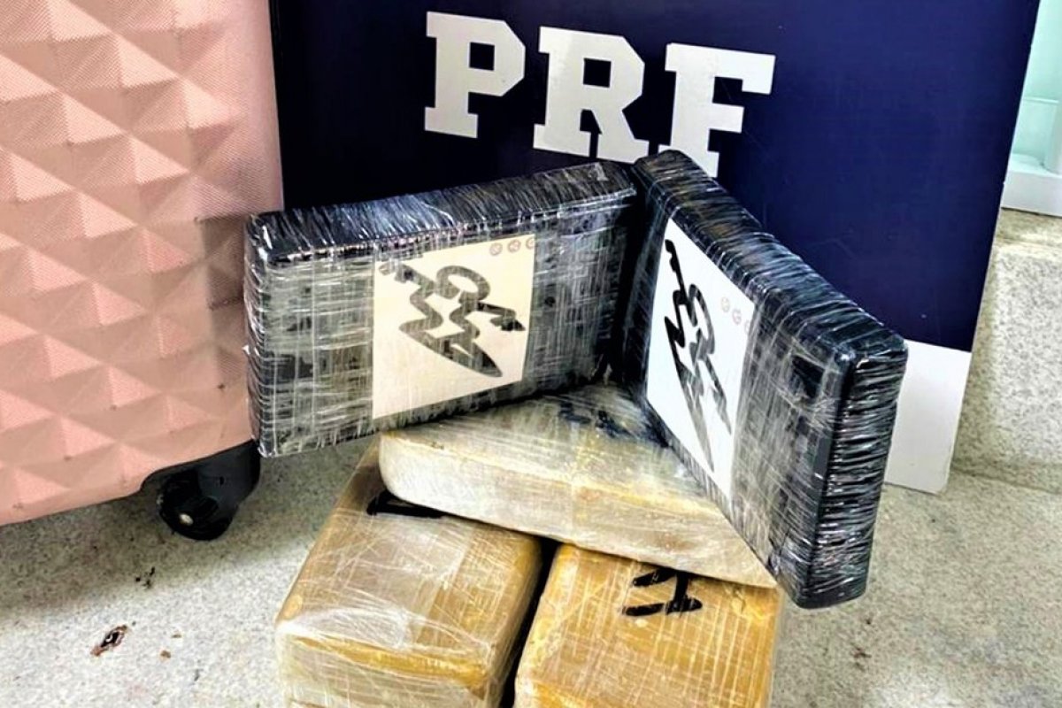 Mulher é presa após cão farejador encontrar cocaína e crack escondidos em bagagem  
