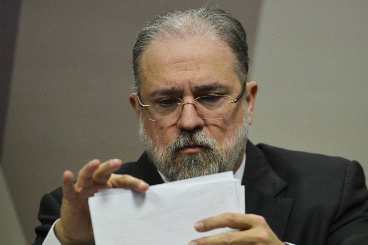 Lira deve decidir se Aras será ouvido sobre fim da Lava Jato