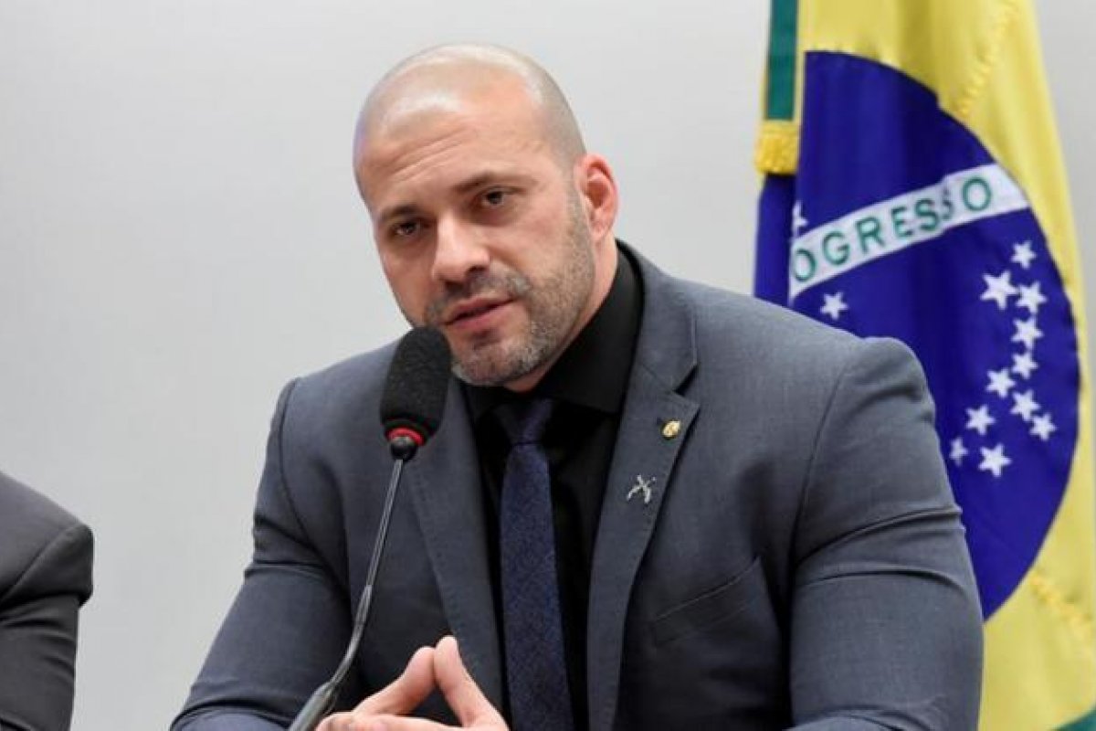 Frente Parlamentar da Segurança Pública declara apoio a Daniel Silveira 
