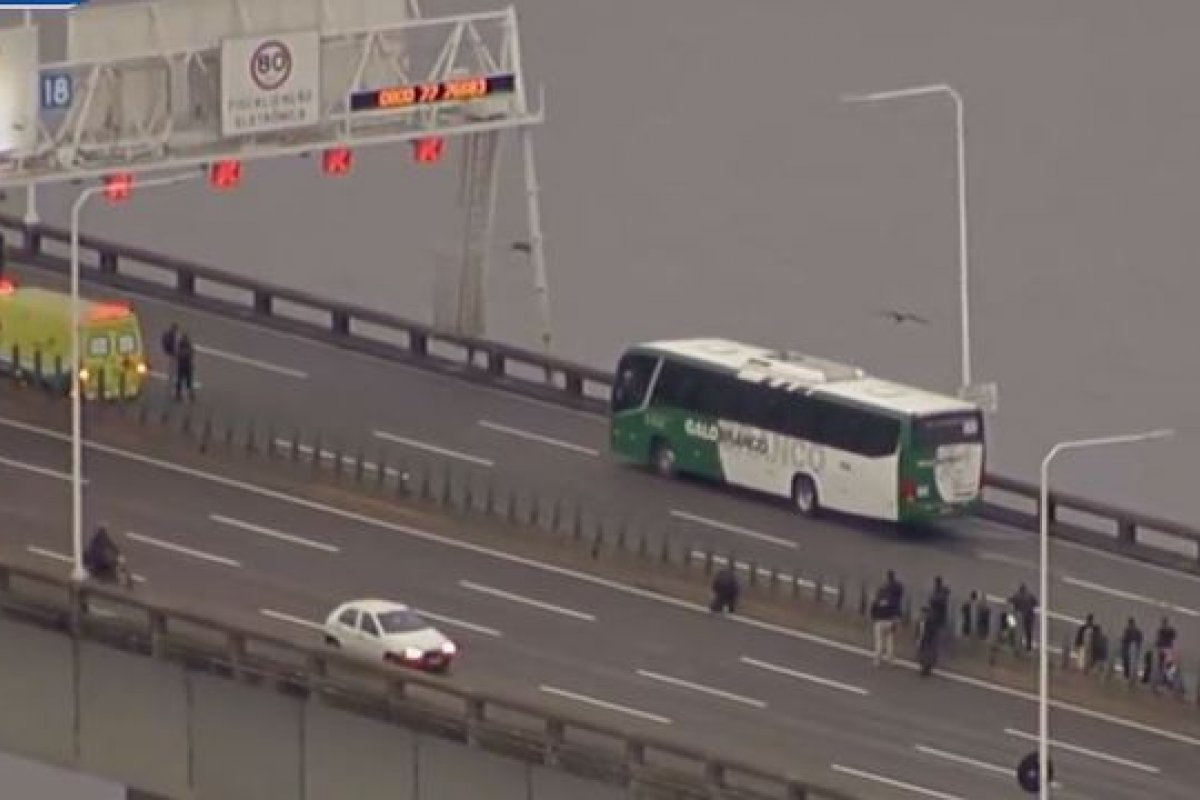 Homem faz passageiros de ônibus reféns no Rio de Janeiro 