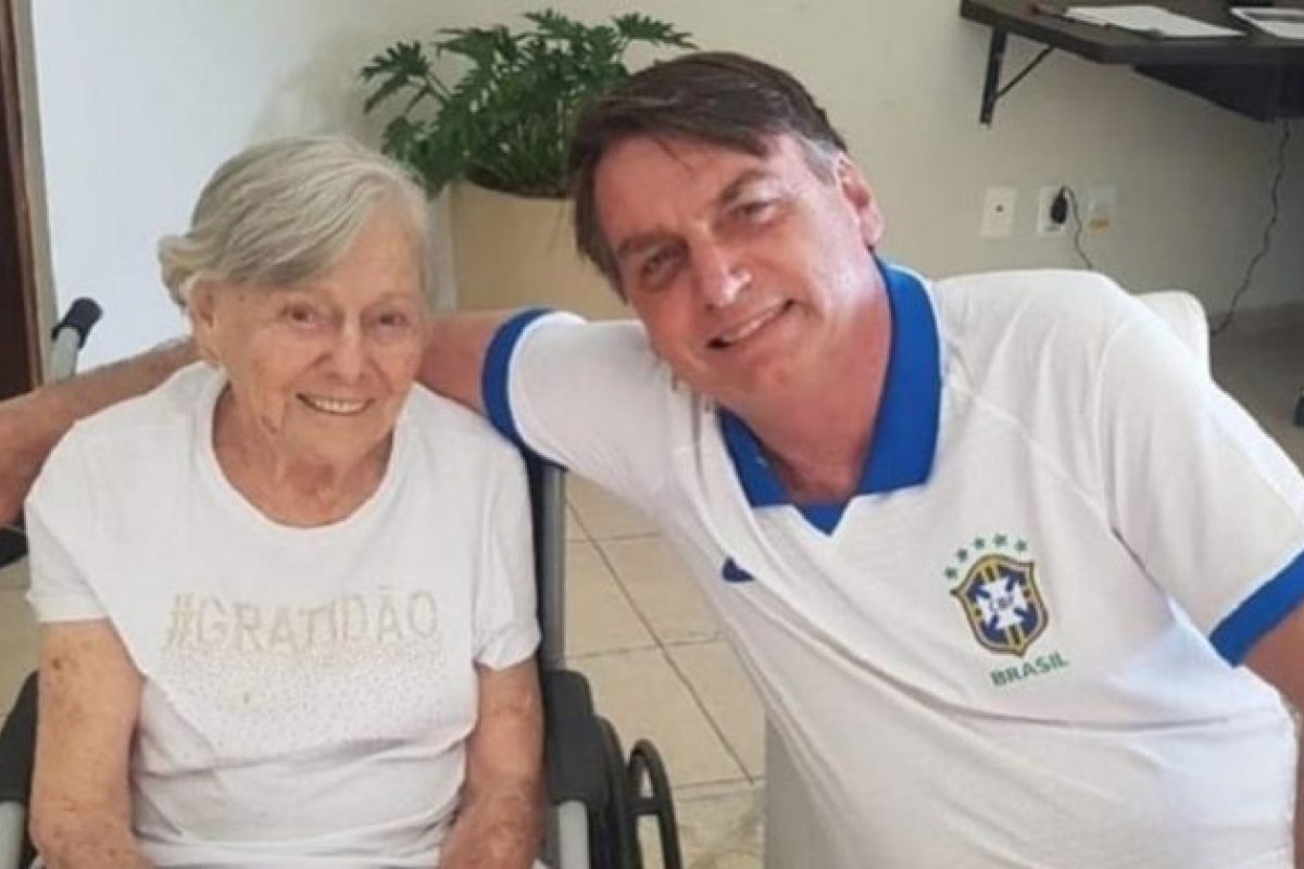 Mãe de Bolsonaro recebeu 1ª dose da CoronaVac