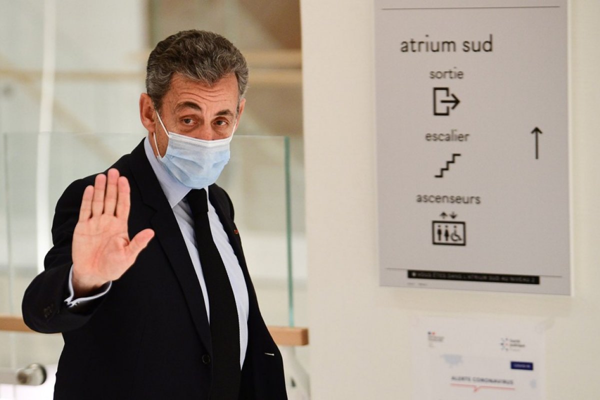 Ex-presidente da França, Nicolas Sarkozy, fura fila da vacina contra Covid-19 