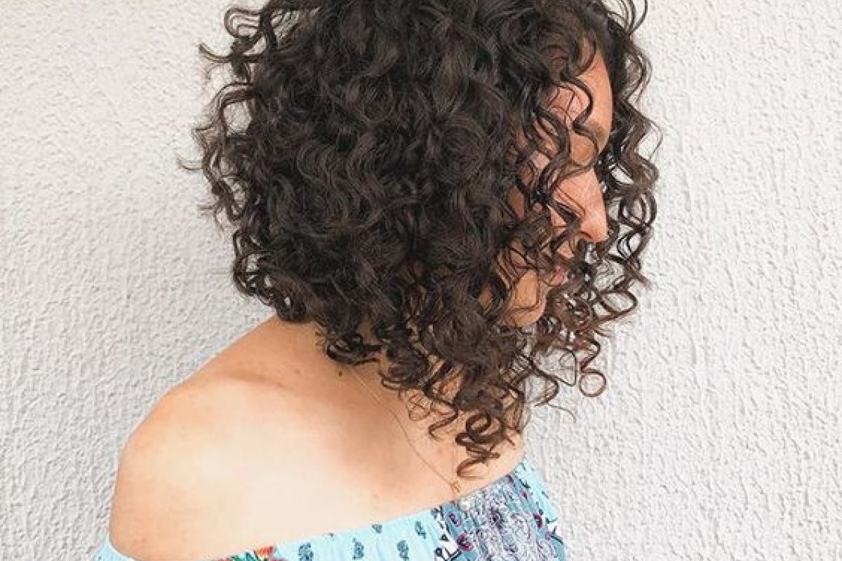 Chanel de bico, o corte preferido das cacheadas 