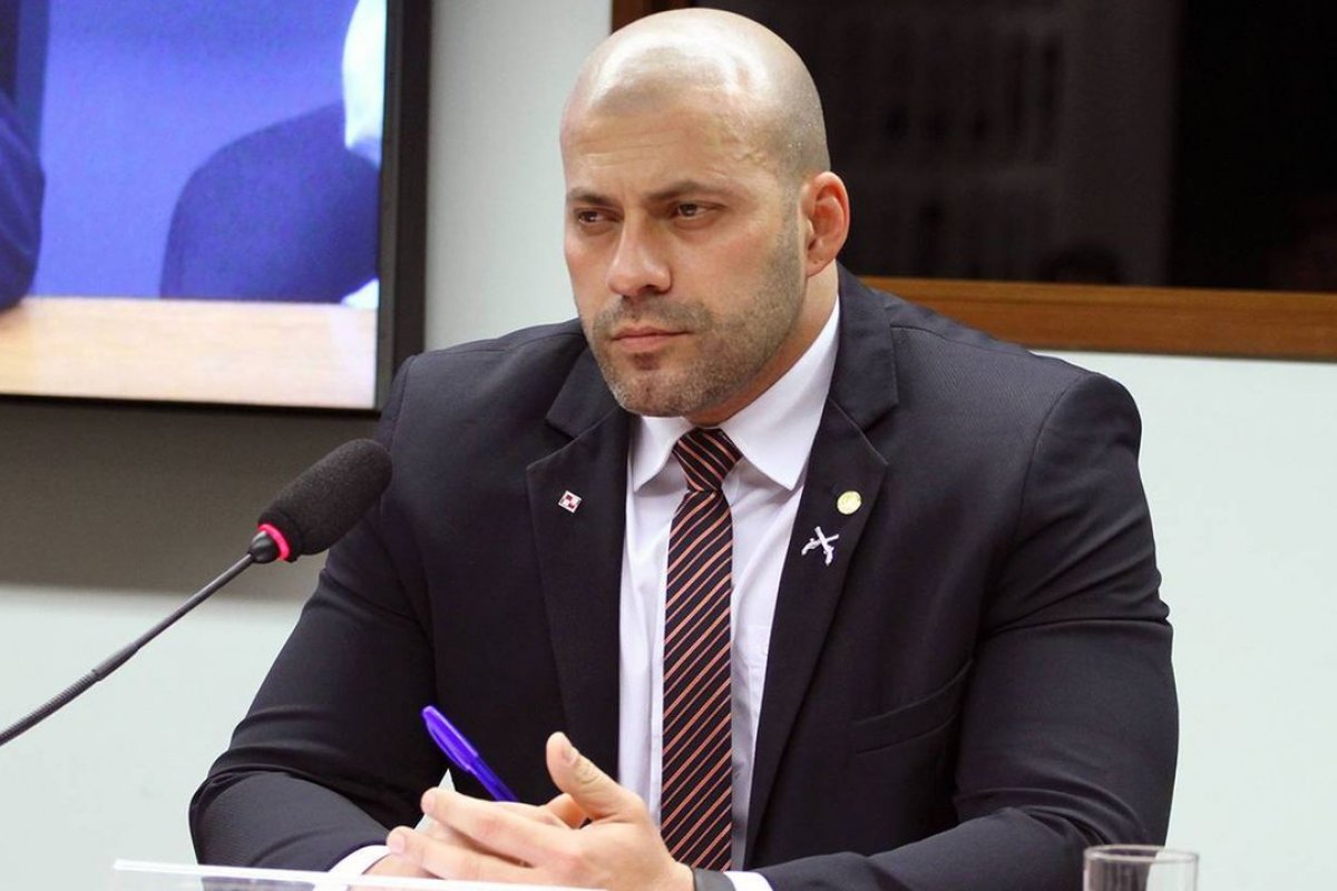 Da prisão, Daniel Silveira teria mandando mensagens para deputados no WhatsApp