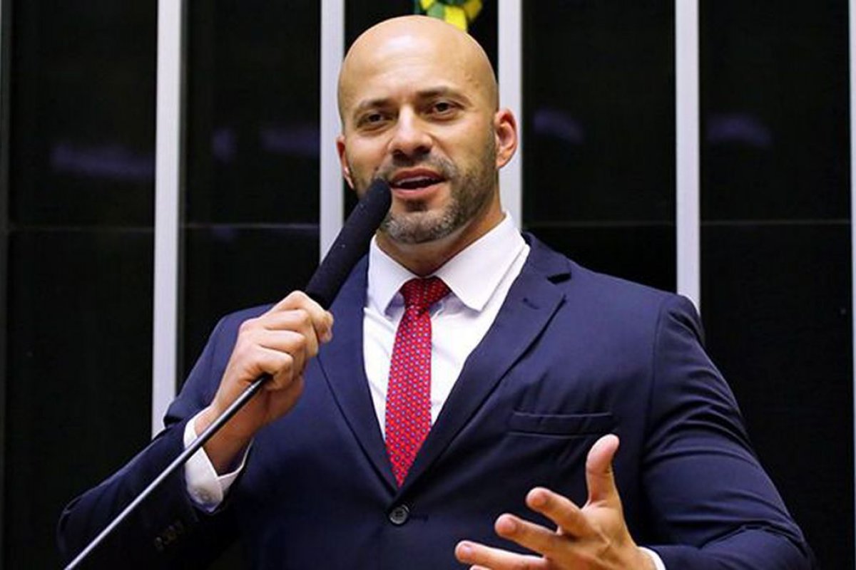 Deputado Daniel Silveira deixa PF e vai para batalhão prisional