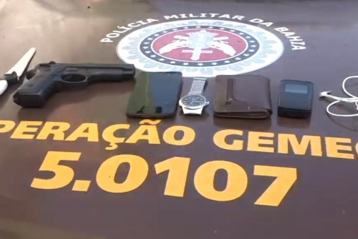 Dupla é presa 1h após assaltar ônibus em Salvador 