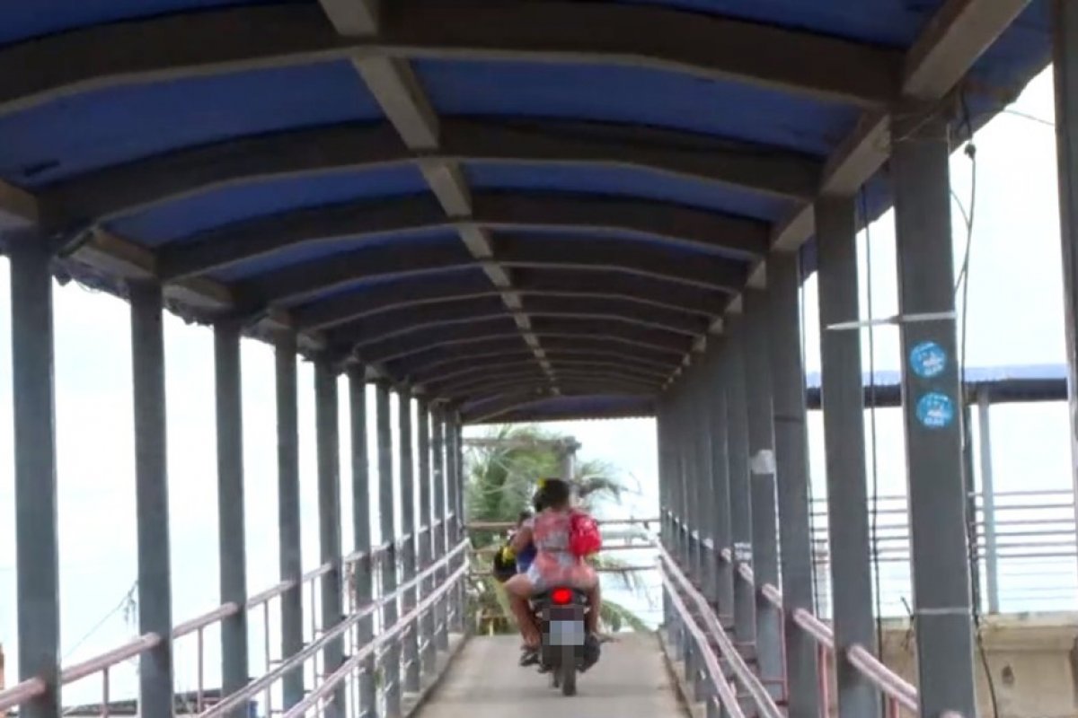 Motociclistas usam passarela para atravessar BA-526