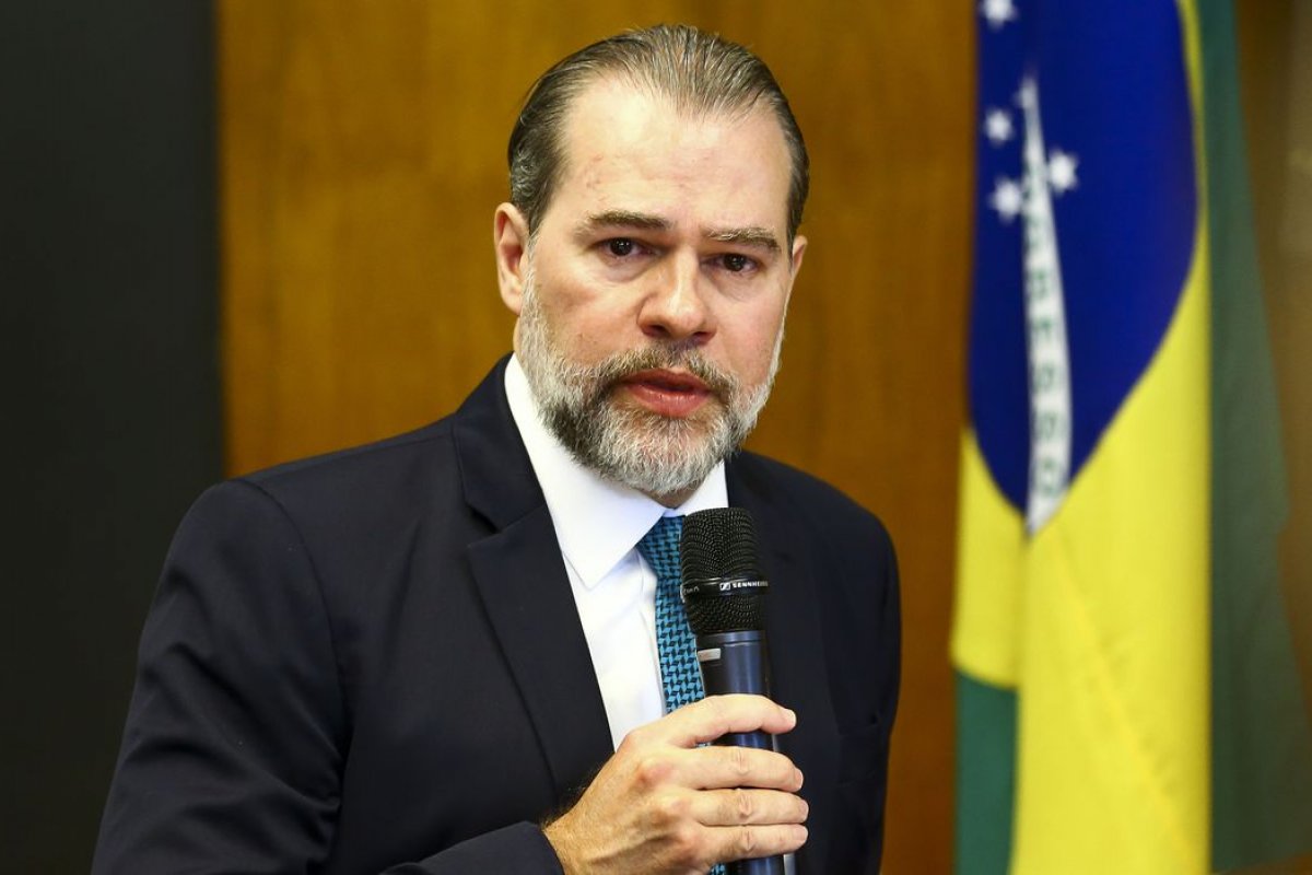 Ministro do STF interrompe julgamento de caciques do MDB no Senado