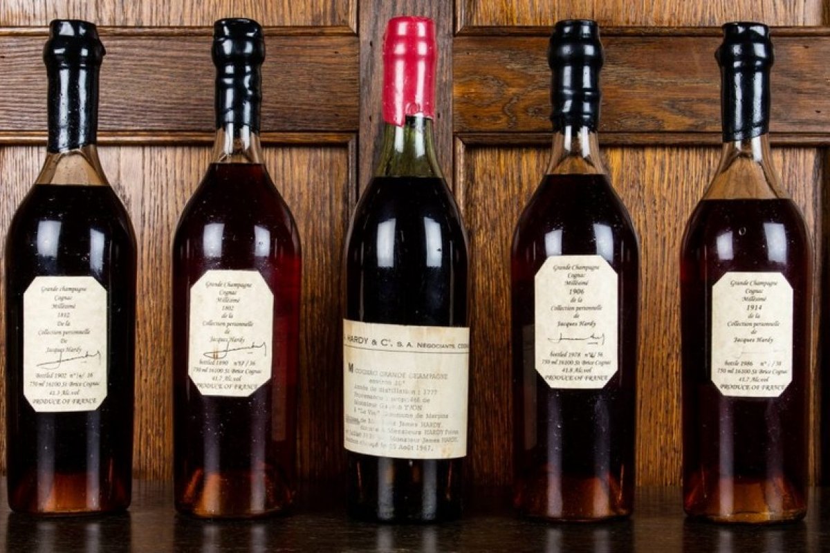 Garrafa de conhaque de 1777 é leiloada por mais de R$ 300 mil
