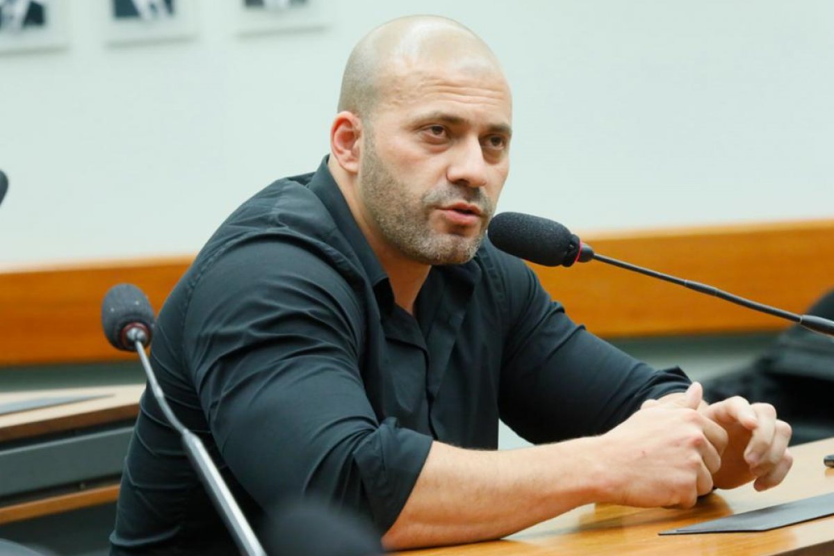 Por 364 votos favoráveis, Câmara decide manter Daniel Silveira preso 