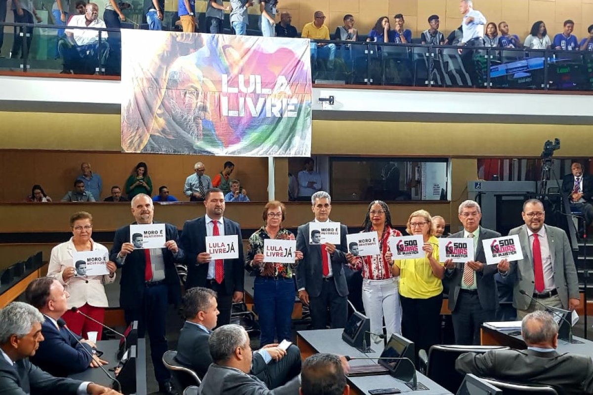 Parlamentares de esquerda realizam protesto na Alba contra 500 dias de prisão do ex-presidente Lula