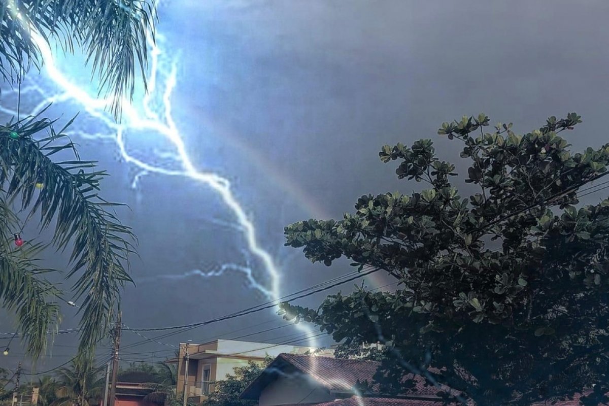 Fotógrafo escapa de raio enquanto registrava arco-íris no litoral de São Paulo