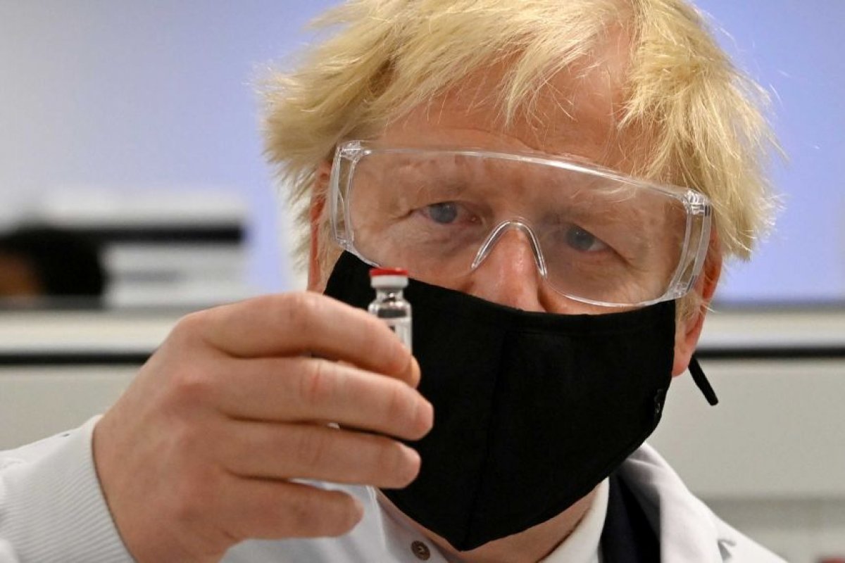 Boris Johnson promete vacina em primeira dose para todos os britânicos até julho 