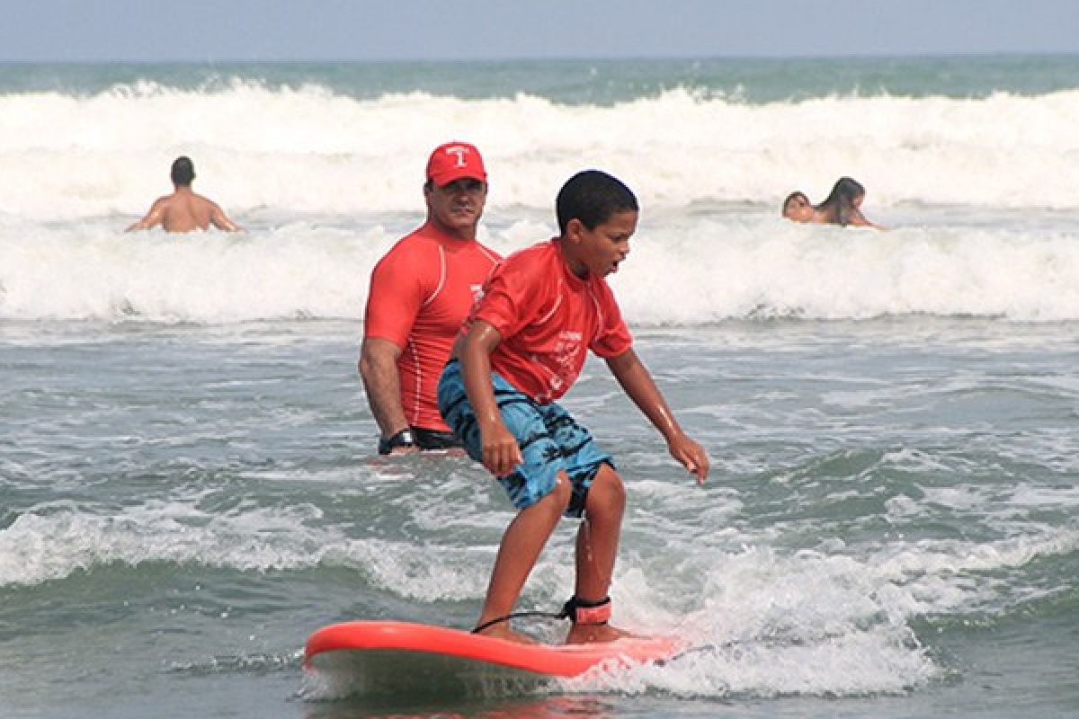 Governo Federal patrocina projeto que oferece oferece aulas gratuitas de surf