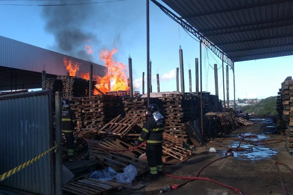 Galpão no bairro de Valéria, em Salvador, é atingido por incêndio 