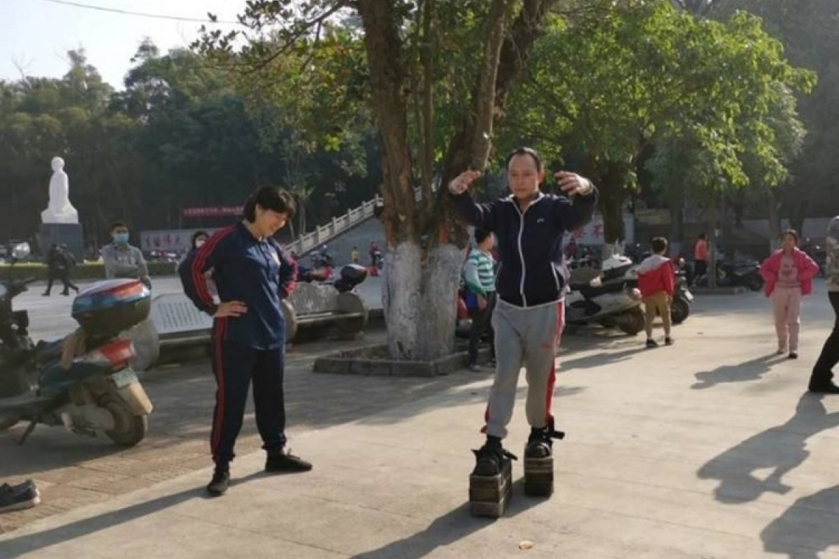 Chinês usa sapato de 150 Kg em treinos para manter a forma