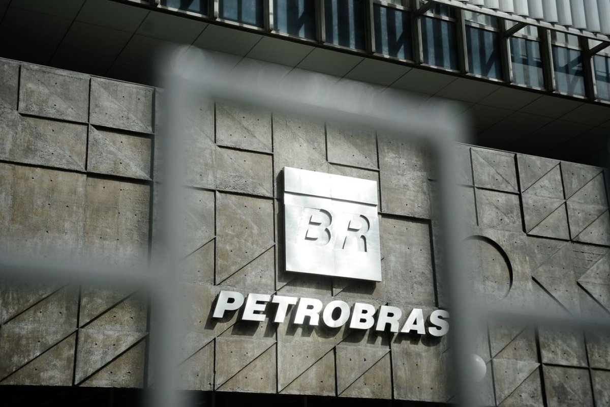 Conselho da Petrobras participa de reunião para avaliar troca de presidente