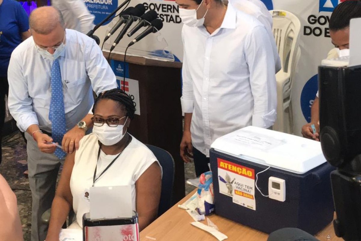 Enfermeira de 53 anos, primeira pessoa vacinada contra Covid-19 na Bahia, está internada por complicações da doença